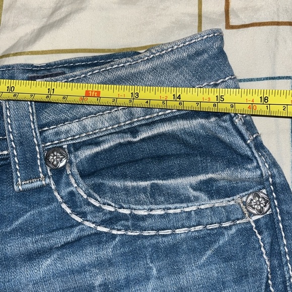 Miss Me Signature Mid-Rise Shorts - Picture 10 of 13